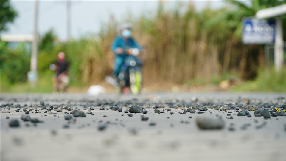 Bên cạnh tồn tại “ổ gà“, nhiều đoạn trên QL54 còn xuất hiện nhiều đá dăm bắn tung tóe trên mặt đường dễ gây trơn trượt cho người tham gia giao thông, đặc biệt là xe máy.