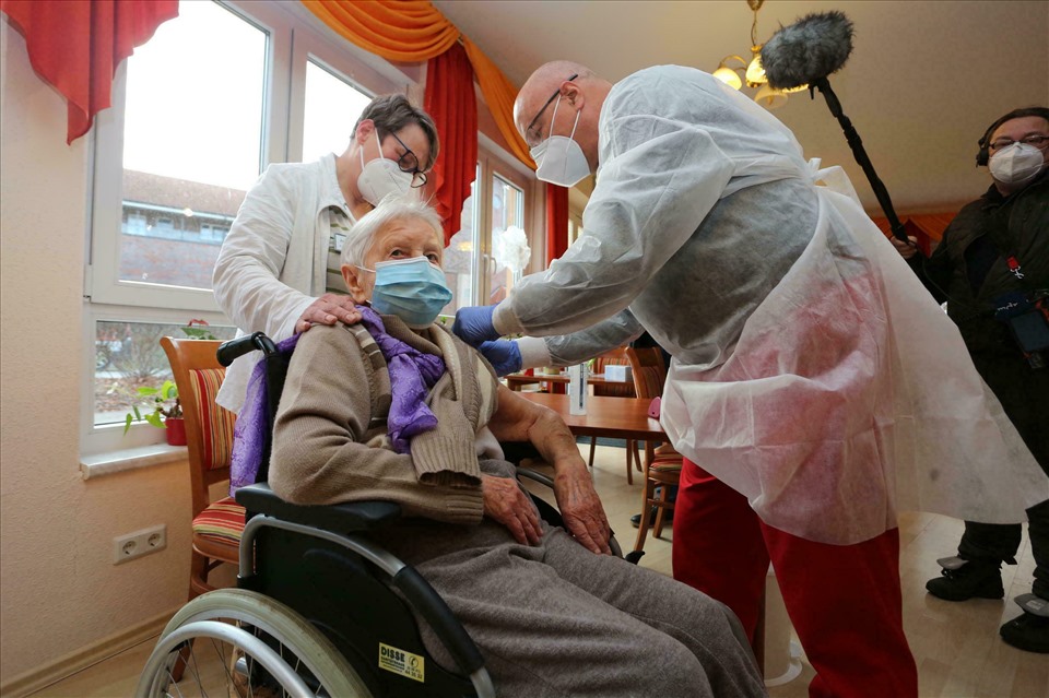 Tiêm vaccine COVID-19 cho cụ bà 101 tuổi ở Đức. Ảnh: AFP