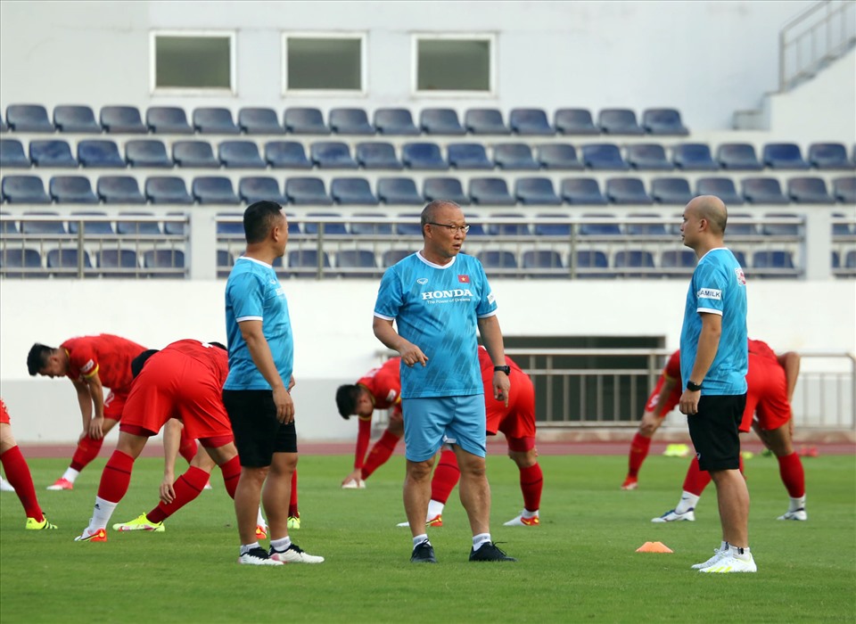 Huấn luyện viên Park Hang-seo dành khá nhiều thời gian trao đổi với các trợ lý trong lúc các cầu thủ khởi động.