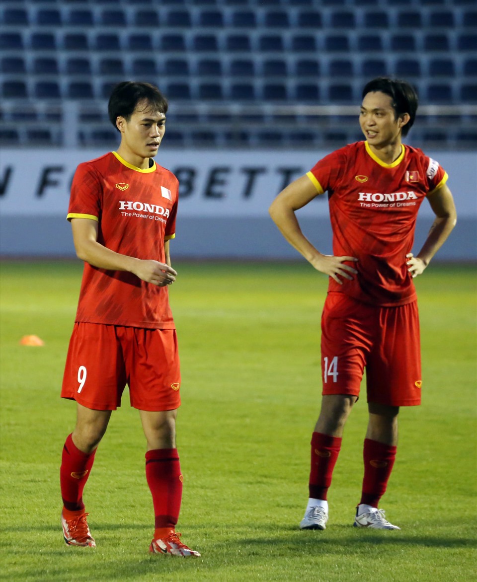 Nguyễn Văn Toàn (trái) được kỳ vọng sẽ thi đấu bùng nổ tại AFF Cup 2020. Chân sút sinh năm 1996 được đánh giá cao nhờ tốc độ và tinh thần thi đấu máu lửa.