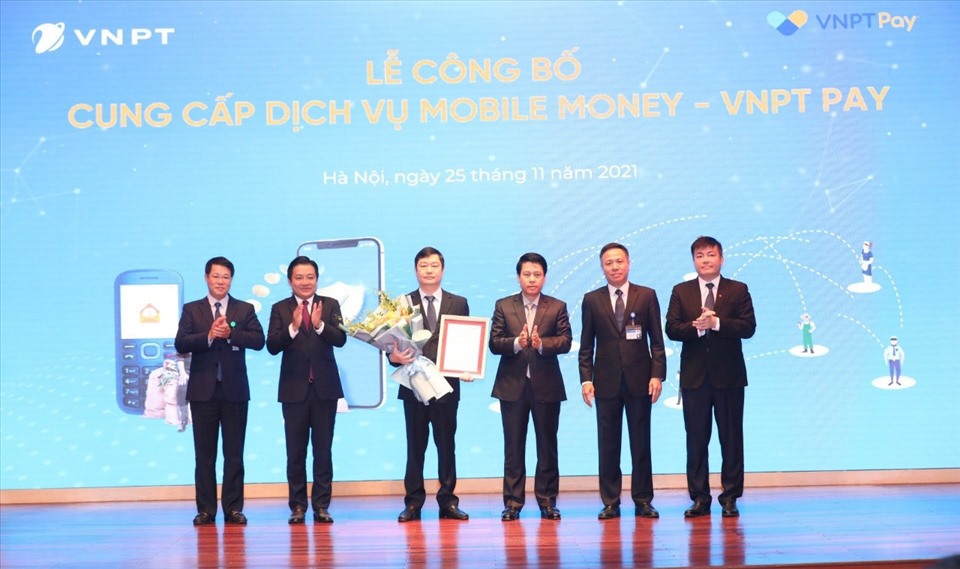 Đại diện Ngân hàng Nhà nước trao quyết định phê duyệt thí điểm Mobile Money cho VNPT. Ảnh: Đ.T.