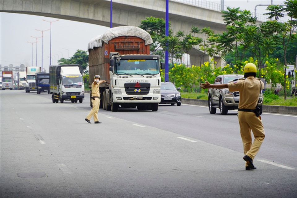 Trưa ngày 25.11, Đội CSGT Rạch Chiếc, thuộc Phòng CSGT đường bộ - đường sắt Công an TPHCM thực hiện lập chốt kiểm soát tải trọng các phương tiện tại đường Xa Lộ Hà Nội (hướng từ cầu Đồng Nai về trung tâm TPHCM) đoạn qua TP Thủ Đức.