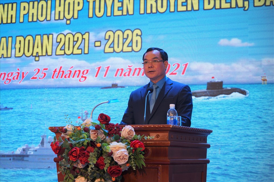 Đồng chí Nguyễn Đình Khang - Chủ tịch Tổng LĐLĐ Việt Nam phát biểu tại buổi lễ ký kết. Ảnh: Mai Dung
