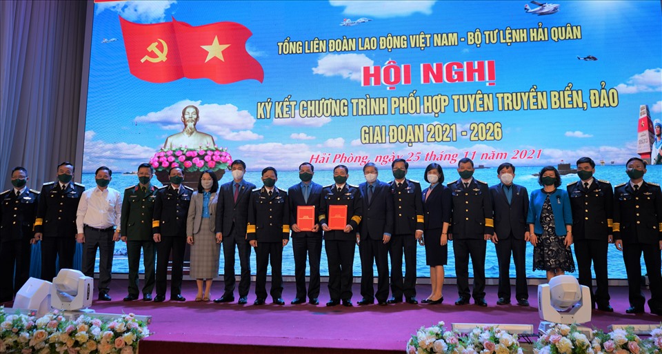 Lãnh đạo Tổng Liên đoàn Lao động Việt Nam và Bộ Tư lệnh Hải quân ký kết chương trình phối hợp. Ảnh: Mai Dung