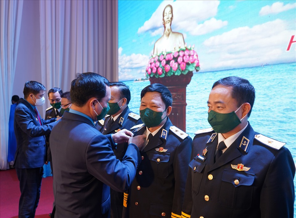 Chủ tịch Tổng LĐLĐ Việt Nam trao kỉ niệm chương “Vì sự nghiệp xây dựng tổ chức Công đoàn” tặng 11 lãnh đạo Bộ Tư lệnh Hải quân. Ảnh: Mai Dung
