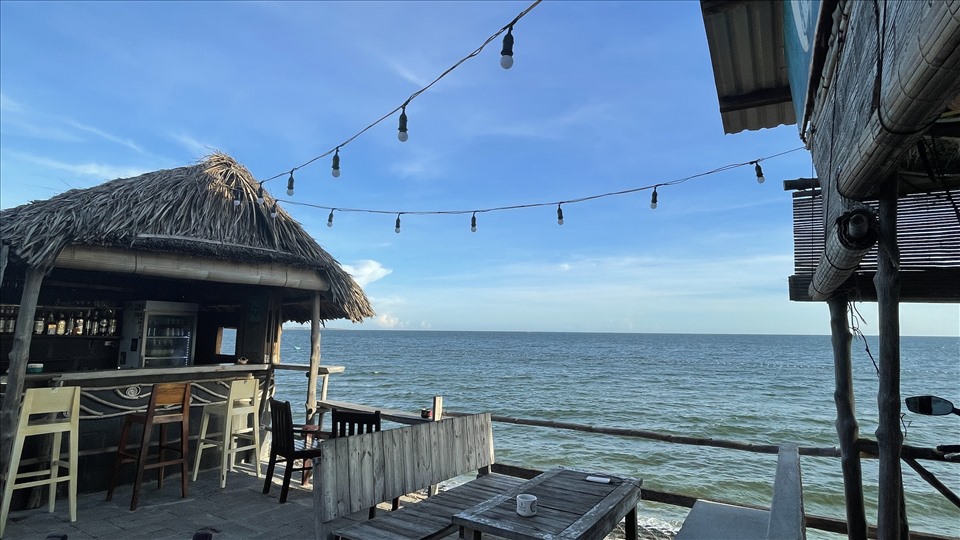 Một quán cafe view biển ở Hàm Tiến bán lại phục vụ khách đầu tháng 11. Ảnh: DT