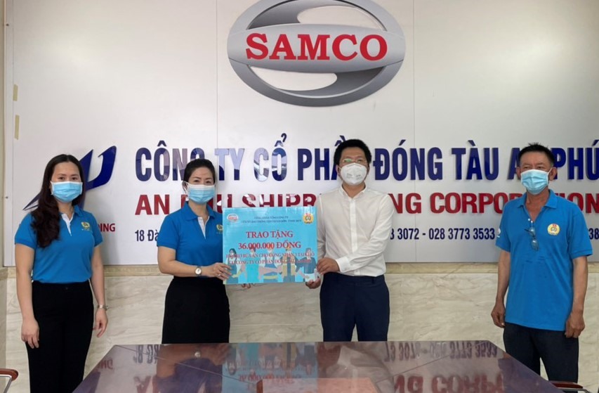 Đại diện Công đoàn Tổng Công ty Cơ khí Giao thông Vận tải Sài Gòn (bên trái) trao tiền hỗ trợ bữa ăn cho công nhân thực hiện “3 tại chỗ” của đơn vị thành viên. Ảnh: Đức Long