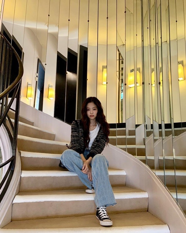 Jennie: Hãy cùng khám phá hình ảnh đầy quyến rũ và thần thái của Jennie – một trong những gương mặt nổi bật của nhóm nhạc Black Pink. Với phong cách thời trang độc đáo cùng giọng hát đầy quyến rũ, Jennie sẽ khiến bạn không thể rời mắt khỏi bức hình.