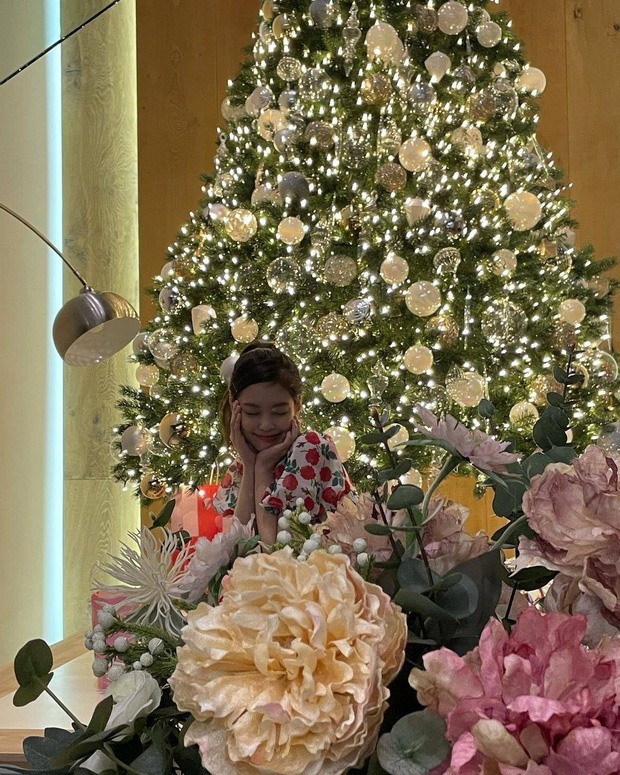 Jennie is also not afraid to spend money to buy a Christmas tree. Photo: Xinhua.