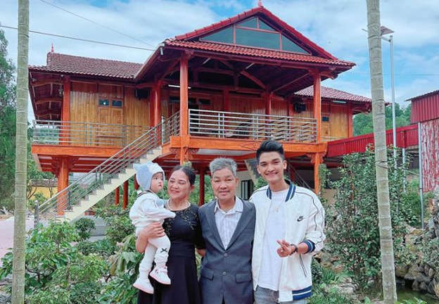 Mạc Văn Khoa xây nhà sàn tặng bố mẹ tại quê nhà Hải Dương. Ảnh: NVCC