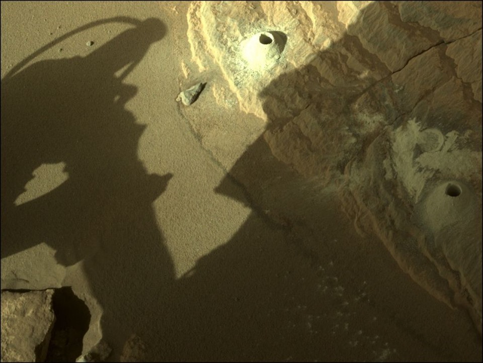 Perseverance đã thu thập 2 mẫu từ cùng một tảng đá trên sao Hỏa vào tháng 11.2021. Ảnh: NASA/JPL-Caltech