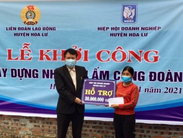 Đại diện lãnh đạo Hội doanh nghiệp huyện Hoa Lư trao tiền hỗ trợ xây nhà “Mái ấm công đoàn” cho NLĐ có hoàn cảnh khó khăn về nhà ở. Ảnh: NT