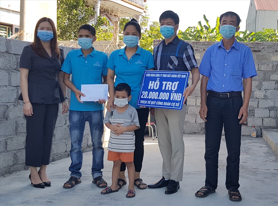 Đại diện lãnh đạo Công ty TNHH giầy ADORA Việt Nam trao tiền hỗ trợ xây nhà “Mái ấm công đoàn” cho đoàn viên có hoàn cảnh khó khăn. Ảnh: NT