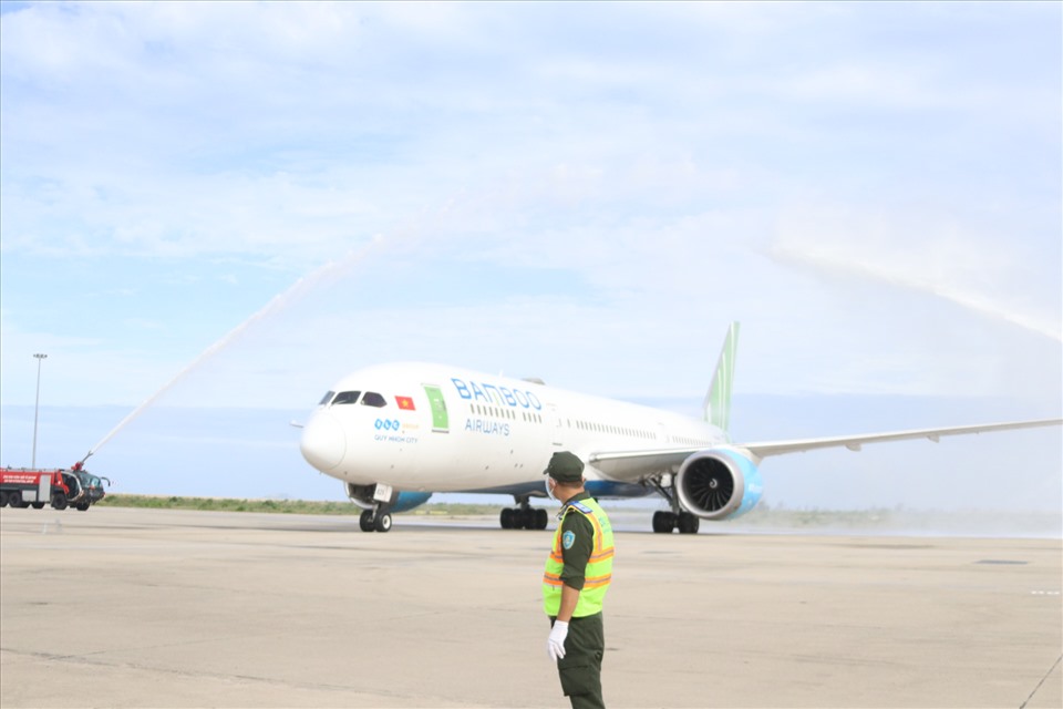 Đoàn khách du lịch quốc tế đến Nha Trang - Khánh Hoà trên chuyến bay số hiệu QH9451 của Hãng hàng không Bamboo Airways từ Sân bay quốc tế Incheon, Hàn Quốc đến Sân bay quốc tế Cam Ranh (Khánh Hòa) lúc 14 giờ 15 ngày 25.11. Ảnh: Phương Linh