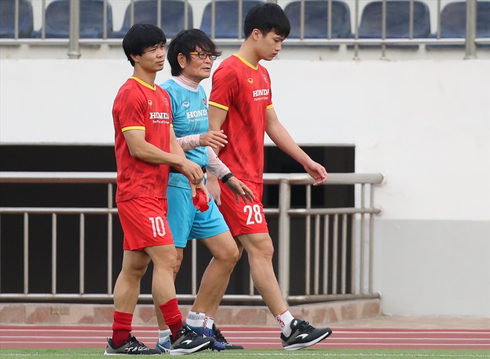 Ở buổi tập này, Công Phượng và Hoàng Đức đã phải tập riêng với bác sĩ Choi Ju-young. Theo bác sỹ đội tuyển, hai cầu thủ này chỉ bị mỏi cơ nên thầy Park đã tạo điều kiện để được nghỉ ngơi nhằm đảm bảo có thể ra sân trong trận đấu tập nội bộ, diễn ra vào chiều ngày mai (26.11). Ảnh: VFF