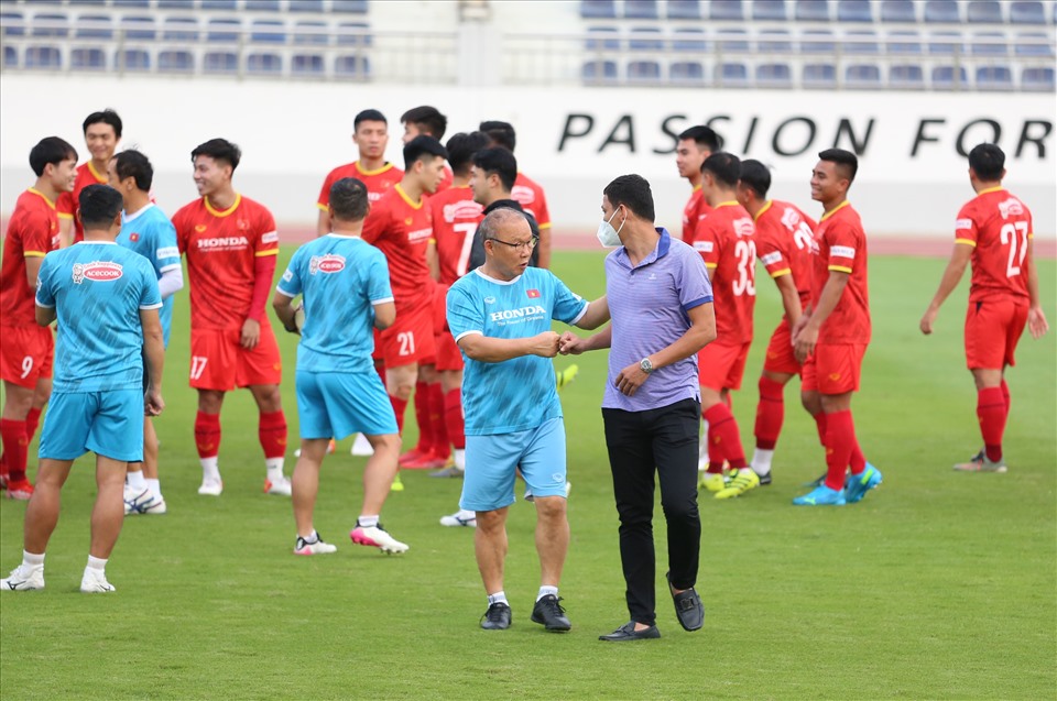 Tuyển Việt Nam có buổi tập thứ 5 trong đợt tập huấn tại Bà Rịa - Vũng Tàu hướng đến AFF Cup 2022. Tiền đạo Nguyễn Anh Đức là vị khách đặc biệt bất ngờ xuất hiện trước thềm buổi tập của đội tuyển quốc gia. Ảnh: VFF