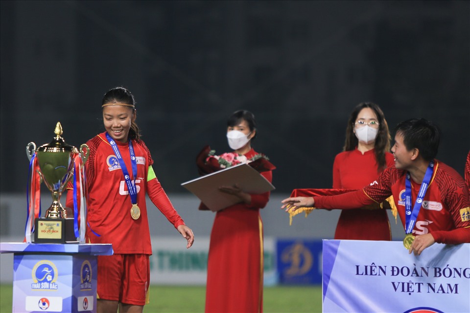 Chiếc cúp vô địch là phần thưởng xứng đáng cho nỗ lực của Huỳnh Như và các đồng đội.