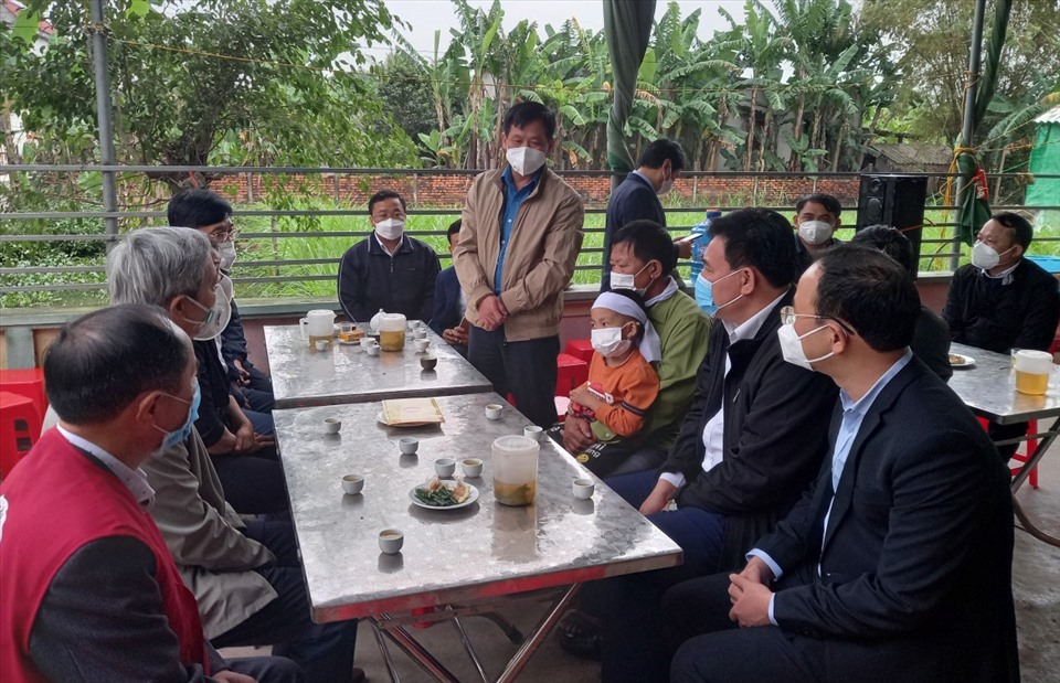 Ông Mai Bá Nam - Phó Chủ tịch LĐLĐ tỉnh Thanh Hoá thăm hỏi, động viên thân nhân công nhân tử vong sau tiêm vaccine COVID-19. Ảnh: T.L