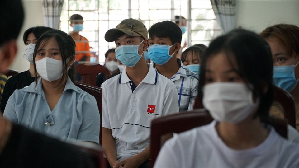Ngồi chờ theo dõi sức khỏe, bạn Nguyễn Hoài Sang (sinh năm 2006, huyện Châu Thành A) chia sẻ, trước đó tiêm mũi 1 chỉ hơi sốt và đau nhức bắp tay mấy hôm. “Em rất vui khi được tiêm 2 mũi vaccine để phòng COVID-19. Hiện tại em đã tiêm xong được khoảng 20p, em cảm thấy sức khỏe vẫn bình thường và khi được tiêm đủ mũi như này có thể giúp bọn em mau được trở lại trường”, Sang nói.