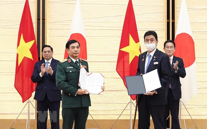 Thủ tướng Phạm Minh Chính và Thủ tướng Fumio Kishida chứng kiến lễ trao Bản ghi nhớ giữa Bộ Quốc phòng Việt Nam và Bộ Quốc phòng Nhật Bản về hợp tác an ninh mạng. Ảnh: TTXVN