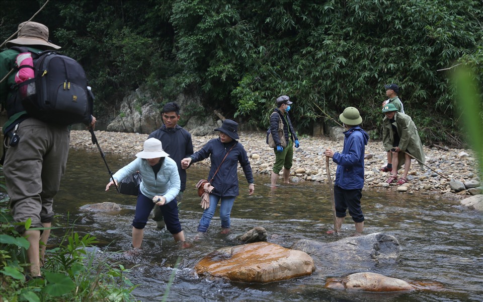 Đoàn lãnh đạo Sở NN&PTNT tỉnh Quảng Trị, Chi cục Kiểm lâm tỉnh... đi vào hiện trường vụ phá rừng để kiểm tra. Do không có đường, nên đoàn men theo suối và nhiều lần lội qua về với quãng đường đi và về khoảng 15km.