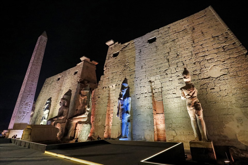 Khung cảnh tổng thể cột tháp được thắp sáng ở lối vào của đền Luxor (được xây dựng vào khoảng năm 1400 trước Công nguyên) ở thành phố cùng tên phía nam của Ai Cập. Ảnh: AFP