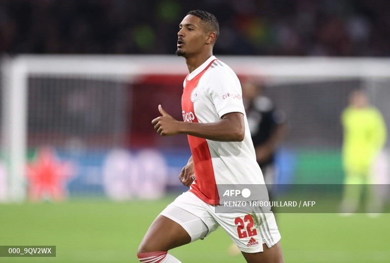 2. Sébastien Haller (Ajax): 9 bàn thắng