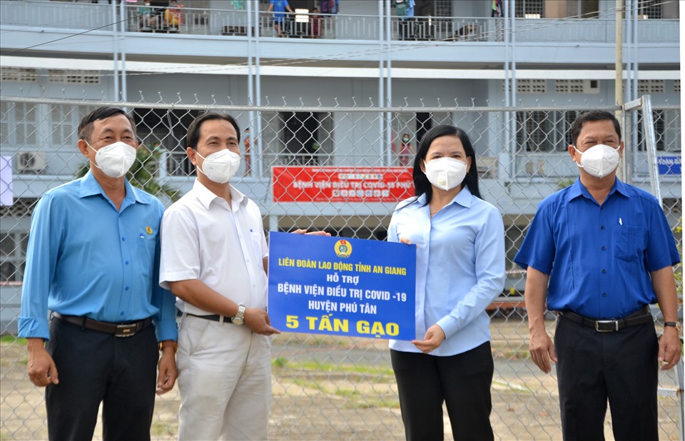Phó Chủ tịch Thường trực LĐLĐ tỉnh An Giang Phan Thị Diễm hỗ trợ 5 tấn gạo cho hoạt động của Bệnh viện. Ảnh: LT