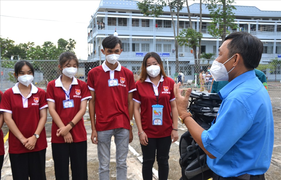 Chủ tịch LĐLĐ huyện Phú Tân Trần Ngọc Trung thăm hỏi, động viên các tình nguyện viên. Ảnh: LT