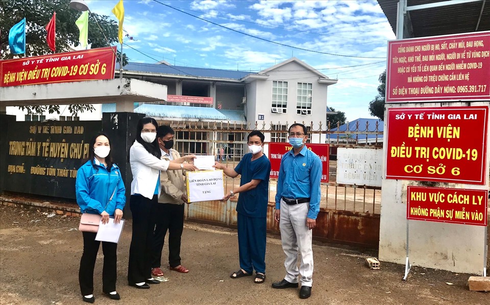 Bà Trần Lệ Nhung - Chủ tịch LĐLĐ tỉnh Gia Lai thăm, động viên y bác sĩ tại huyện Chư Prông. Ành T.T
