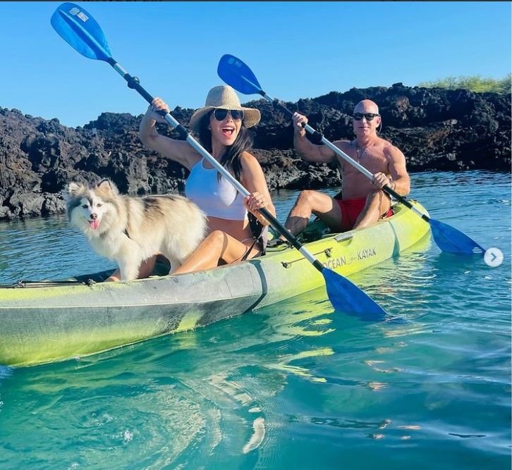 Jeff Bezos và người tình chèo kayak. Ảnh: Lauren Sanchez