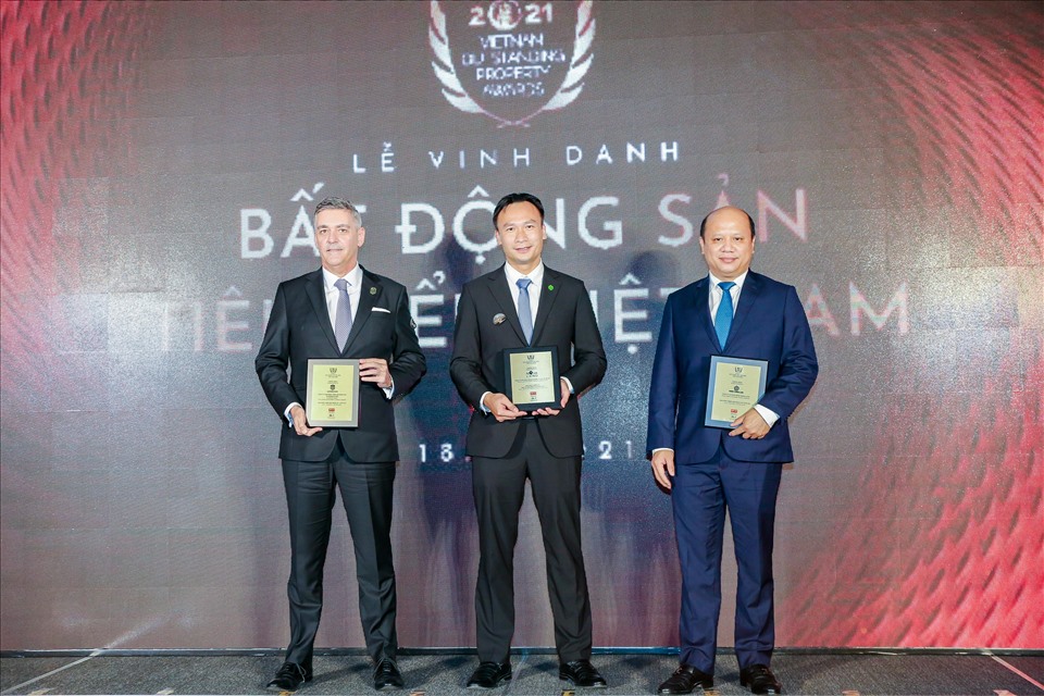 Ông Lê Trọng Khương - Tổng Giám đốc Hưng Thịnh Land (ngoài cùng, bên phải) nhận giải thưởng “Nhà phát triển Bất động sản xuất sắc 2021” từ Ban tổ chức