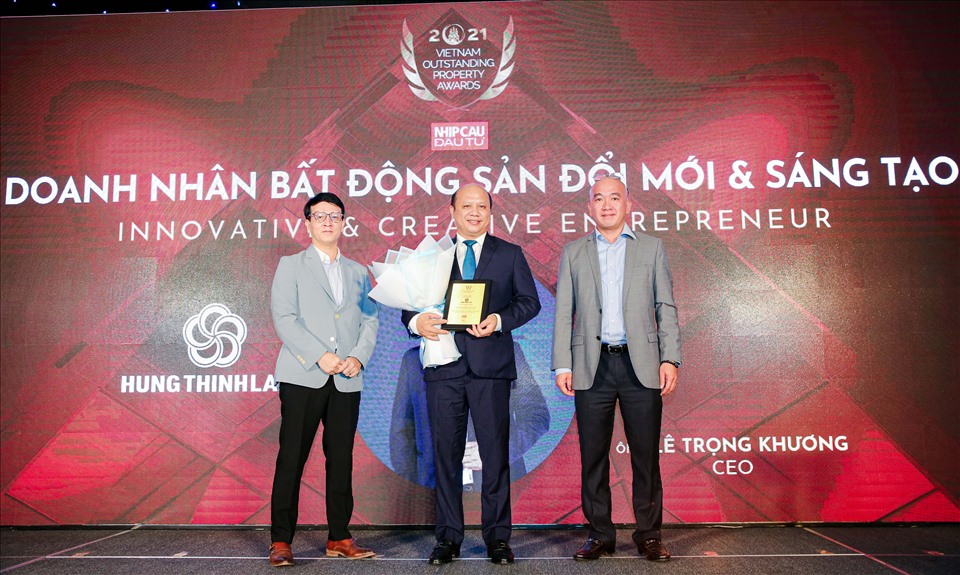 Ông Lê Trọng Khương – Tổng Giám đốc Hưng Thịnh Land nhận giải thưởng“Doanh nhân Bất động sản đổi mới và sáng tạo” từ Ban tổ chức