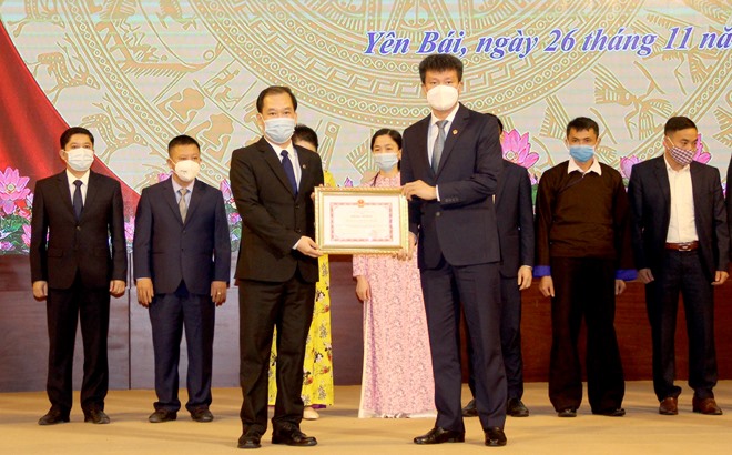 Chủ tịch UBND tỉnh Trần Huy Tuấn tặng bằng khen cho các tập thể có thành tích xuất sắc trong công tác giảm nghèo giai đoạn 2016 - 2020.