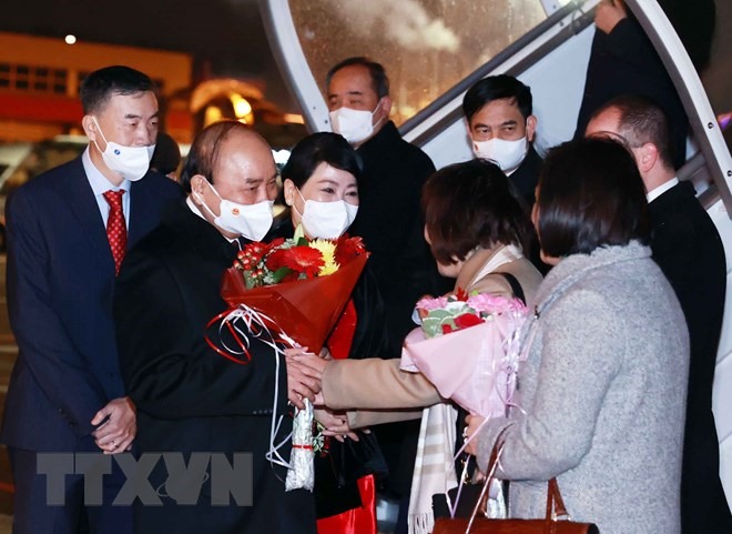 Chủ tịch nước Nguyễn Xuân Phúc và Phu nhân tới sân bay Geneva, bắt đầu chuyến thăm chính thức Thuỵ Sĩ. Ảnh: TTXVN