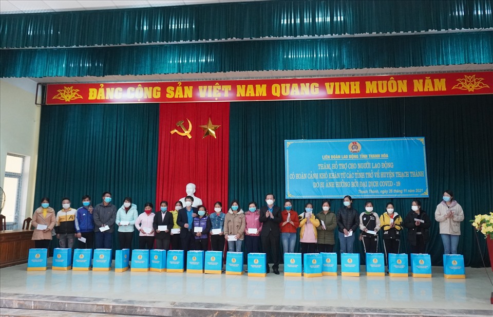 Đoàn công tác thăm, tặng quà cho các công nhân trở về quê tại huyện Thạch Thành. Ảnh: Q.D