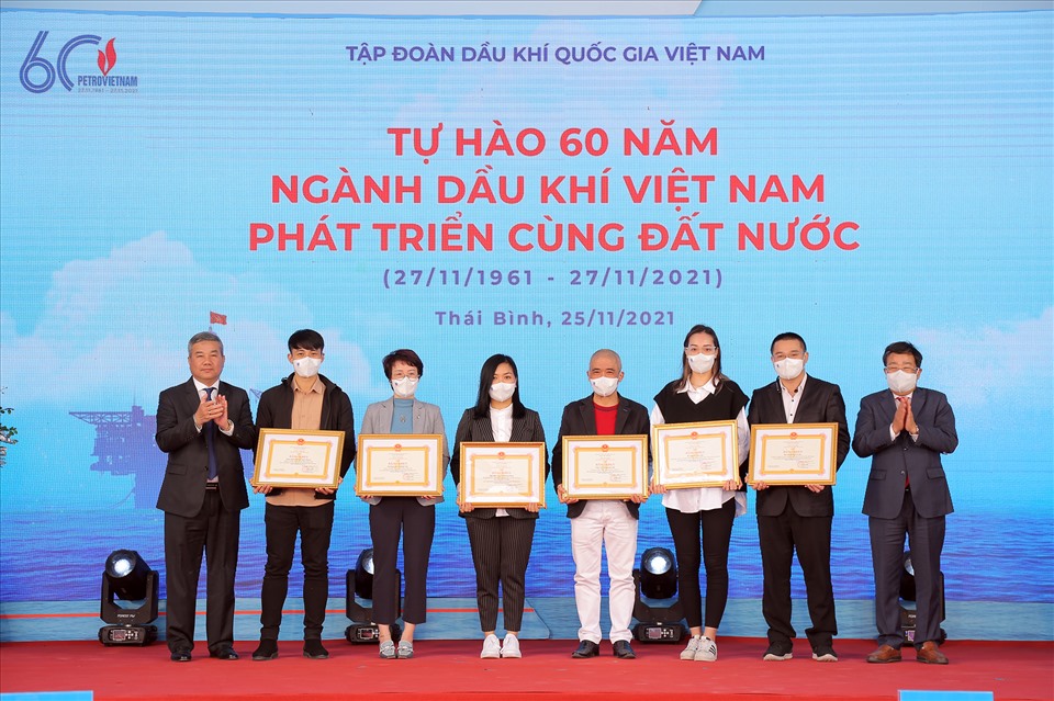 Tôn vinh những đóng góp của các cá nhân cho ngành Dầu khí Việt Nam.