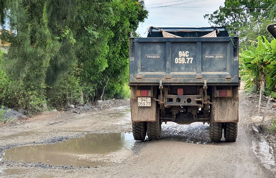 Đây là đoạn đường nối các xã Vĩnh Hậu A, Vĩnh Thịnh huyện Hòa Bình với thành phố Bạc Liêu nhưng đã hư hỏng nặng. Ảnh: Nhật Hồ