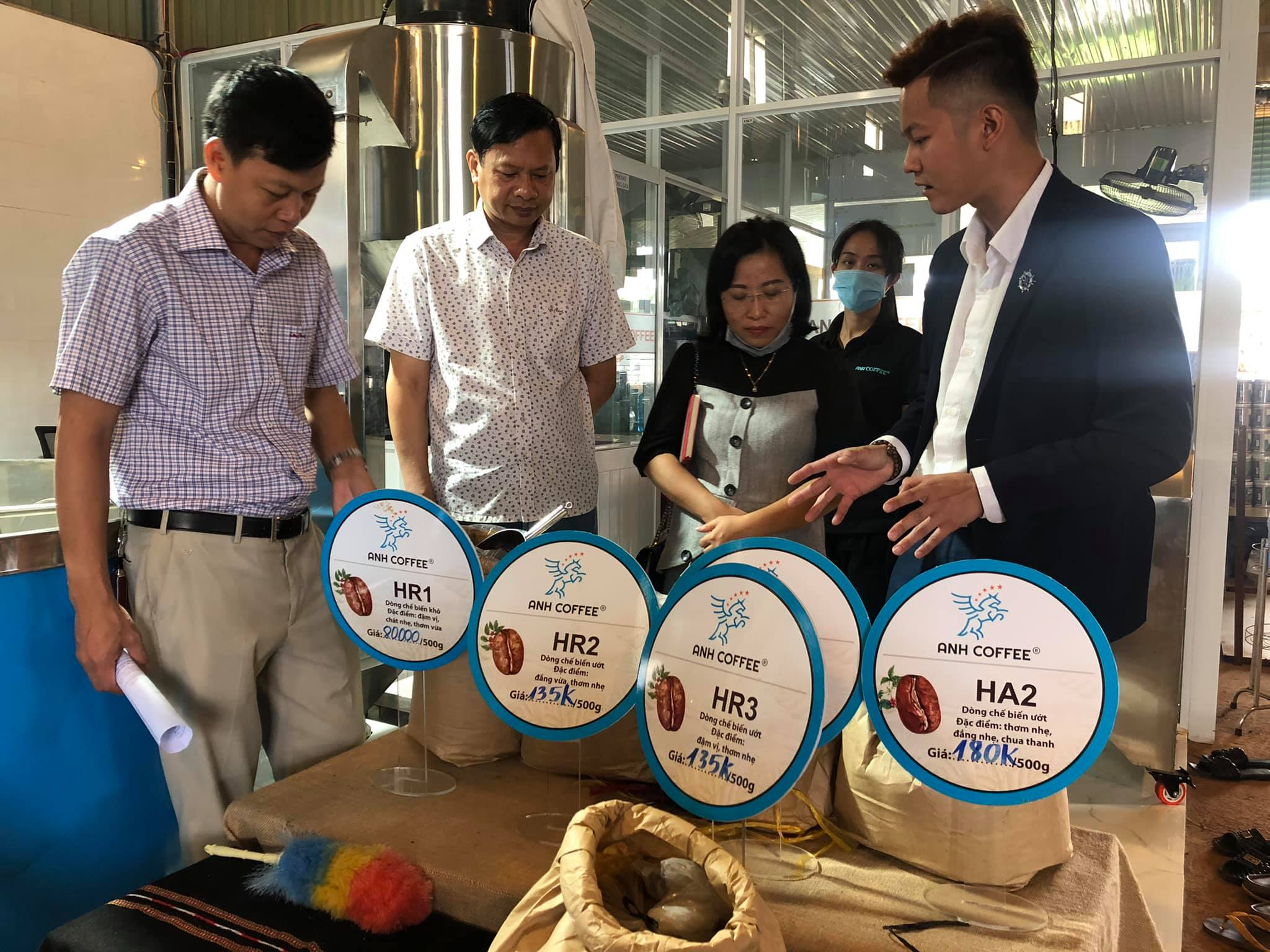 Ông Phạm Đông Thanh - Chủ tịch Hội doanh nhân trẻ tỉnh Đắk Lắk (thứ 2 từ trái sang) đến tham quan một xưởng chế biến cà phê trên địa bàn tỉnh. Ảnh: Bảo Trung