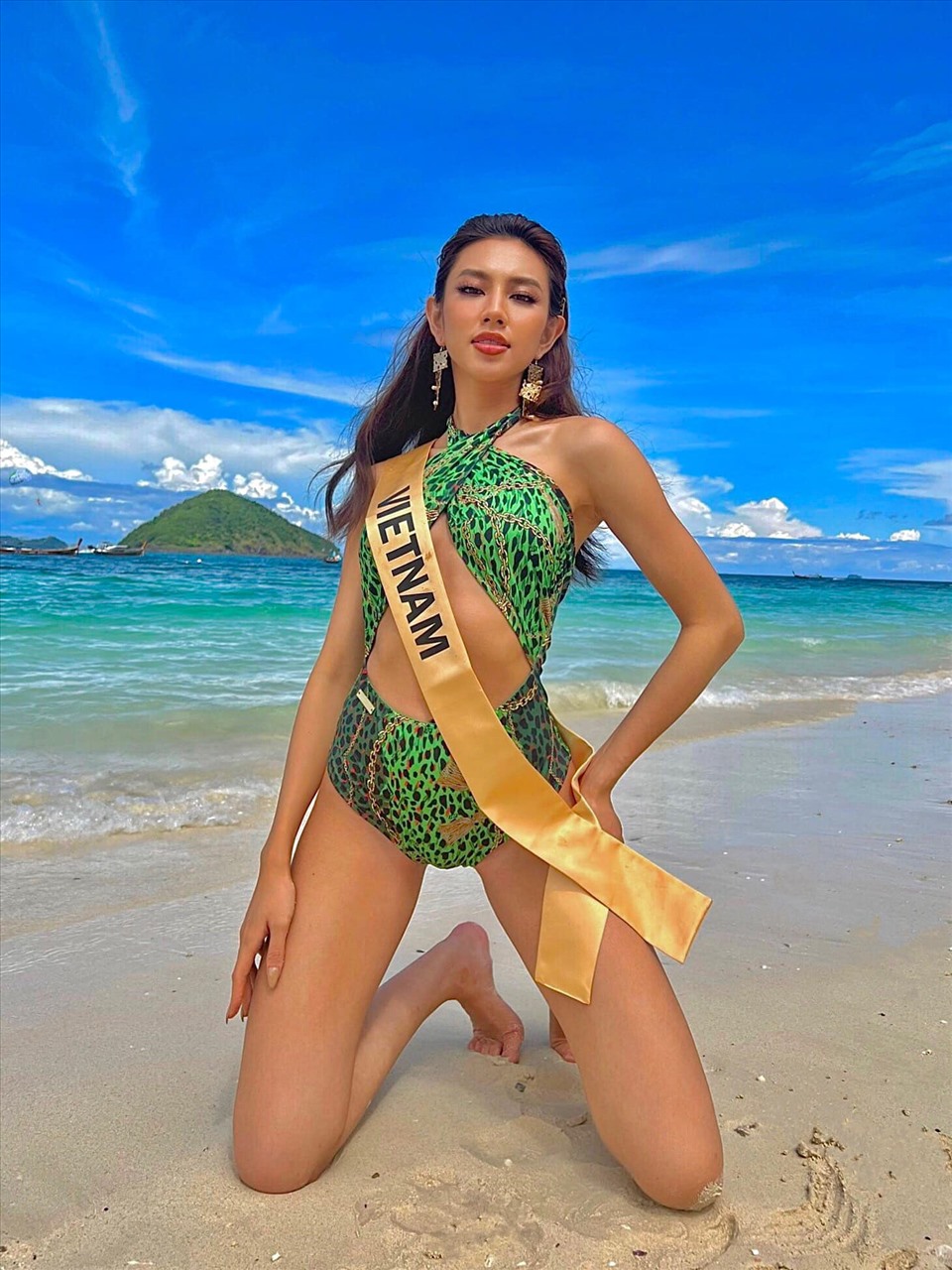 Thuỳ Tiên sinh năm 1998, là Người đẹp Nhân ái, Top 5 Hoa hậu Việt Nam 2018. Cô từng là đại diện Việt Nam tham gia Miss International. Mặc dù không nhận được nhiều sự ủng hộ khi nhận lời tham dự Miss Grand International 2021 nhưng với sự nỗ lực, cố gắng