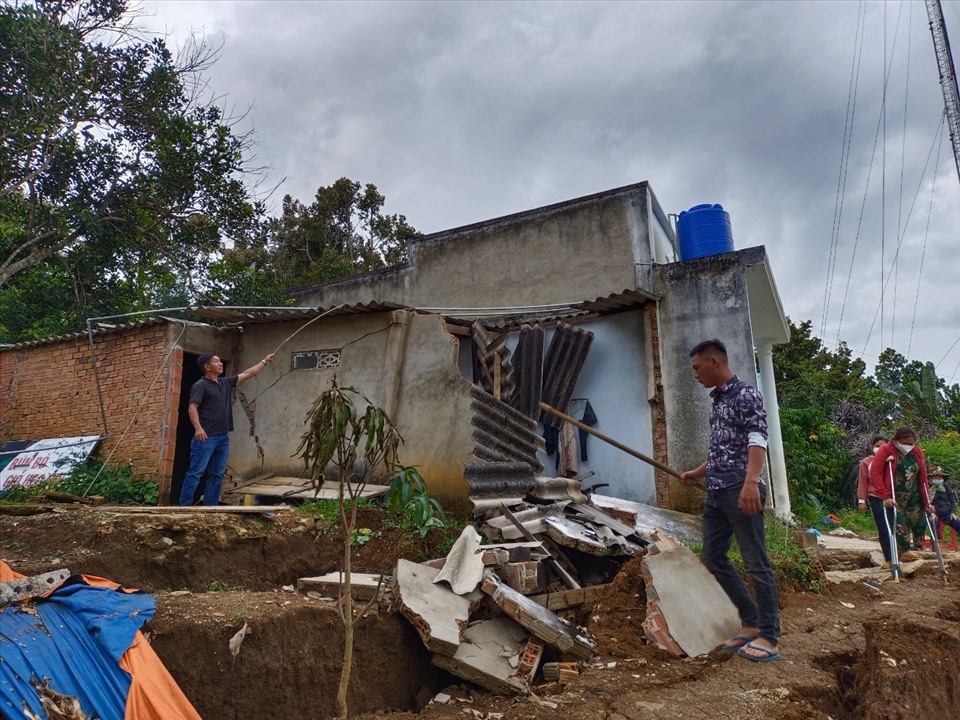 Người dân dân lo lắng trước tình trạng căn nhà hư hỏng, sát khu vực trượt lở đất. Ảnh CC