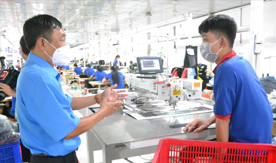 Ông Trần Ngọc Trung vào tận nhà máy của  Công ty TNHH MTV Vỹ Thịnh để thăm hỏi, chăm lo người lao động. Ảnh: LT