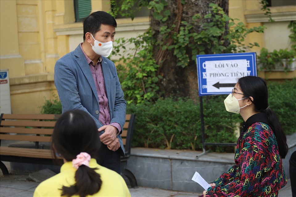 Chủ tịch UBND quận Hoàn Kiếm Phạm Tuấn Long thăm hỏi các học sinh trước khi vào tiêm.