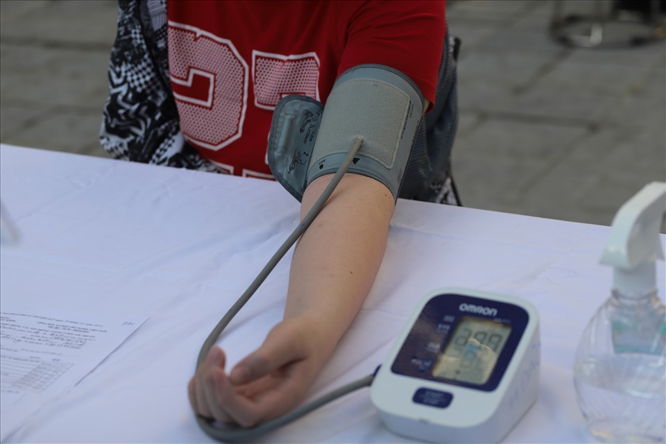 Học sinh được được nhân viên y tế đo huyết áp.