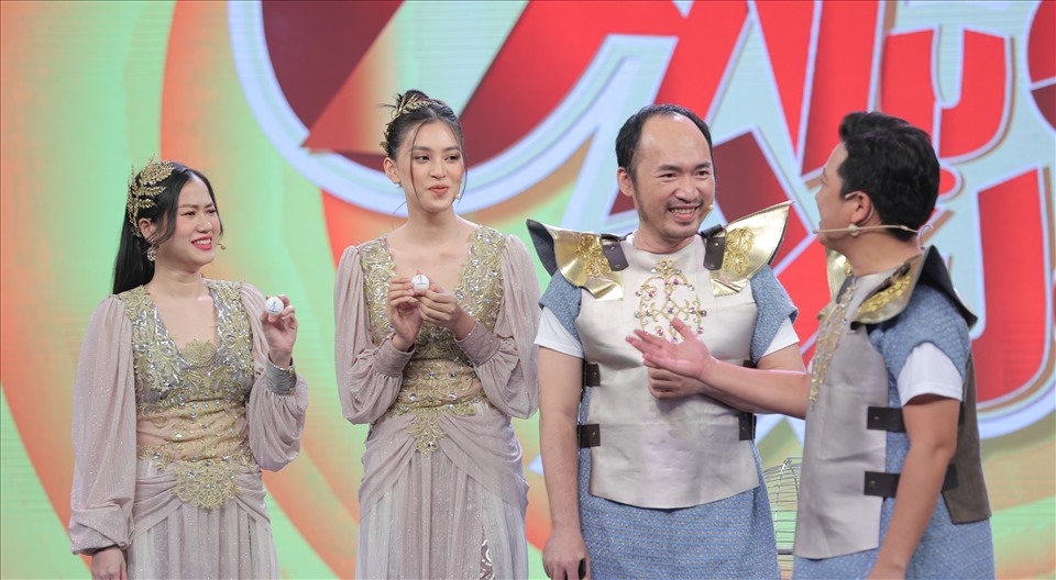 Hoa hậu Tiểu Vy cho dàn nghệ sĩ “7 Nụ Cười Xuân” lên chức. Ảnh: NSX.