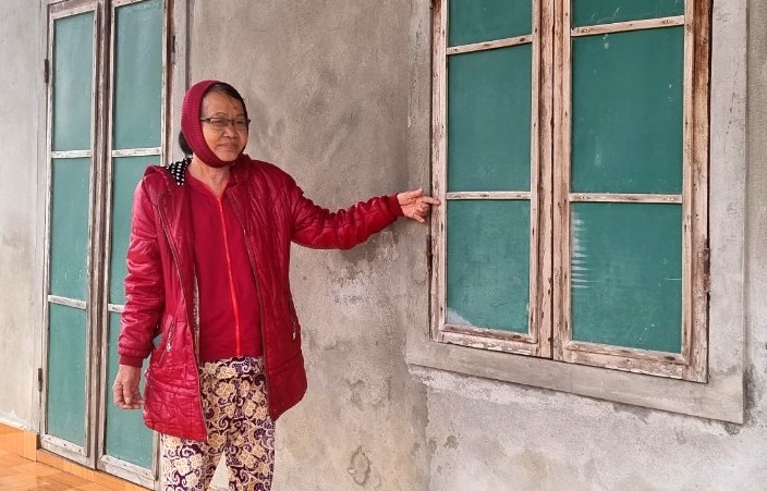 Tháng 10.2020, nhà của bà Nguyễn Thị Loan ở thôn Võ Xá bị ngập quá cửa sổ. Bà Loan được ca sĩ Thủy Tiên hỗ trợ 1 triệu đồng cùng một suất quà gồm bánh, sữa. Ảnh: Hưng Thơ.