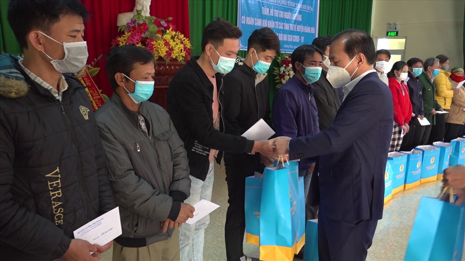 Đại diện lãnh đạo LĐLĐ tỉnh Thanh Hóa thăm hỏi, tặng quà cho người lao động gặp khó khăn do dịch COVID-19 ở huyện Hoằng Hóa.