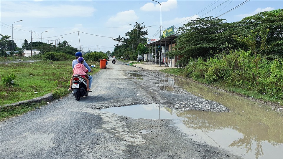 Ông Võ Văn Nghiêm - Giám đốc sản xuất, Công ty TNHH Wilmar Agro Việt Nam chia sẻ, sau khi các doanh nghiệp trong khu công nghiệp Hưng Phú 1 có đơn thì UBND quận Cái Răng đã tiến hành sửa chữa nhưng chỉ tạm và triển khai ở 1 làn đường. Và cũng mong sửa chữa nốt phần còn lại để người dân cũng như xe di chuyển dễ dàng hơn.