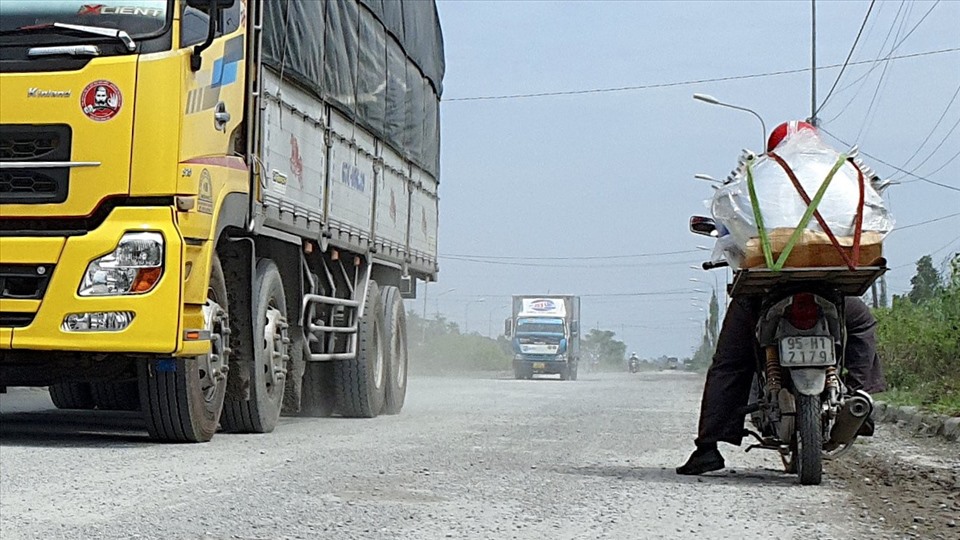 Tuyến Đường Chi Chít “Ổ Voi” Ở Cần Thơ Được “Tân Trang” Vẫn Bụi Mù Mịt