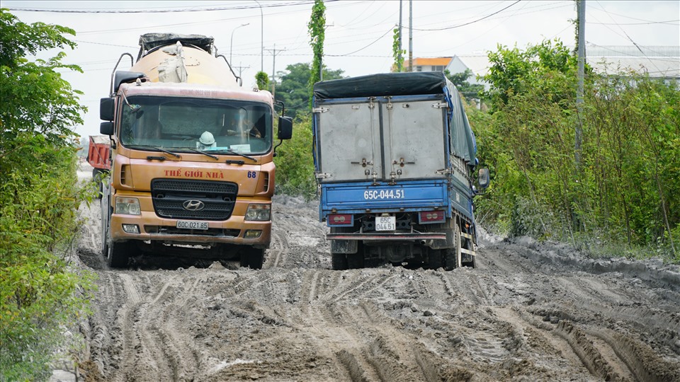 Trước đó, vào ngày 30.10, Lao Động đã có bài phản ánh về việc tuyến đường 1A hướng vào khu công nghiệp Hưng Phú 1, quận Cái Răng (TP.Cần Thơ) dài khoảng hơn 1km nhưng từ nhiều năm bị xuống cấp nghiêm trọng, mặt đường chi chít hàng trăm ổ gà, ổ voi, ám ảnh người dân khi đi qua đây.